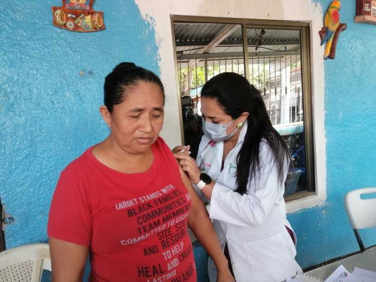 Brindan atención médica a familias del barrio San Sebastián