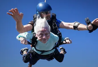 Mujer de 104 años salta en paracaídas a más de 4 mil metros de altura