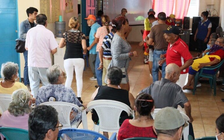 Celebran 15 años de fundación de la Casa Club Ariel Darce