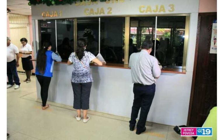 Entregan aguinaldo a servidores públicos de la salud