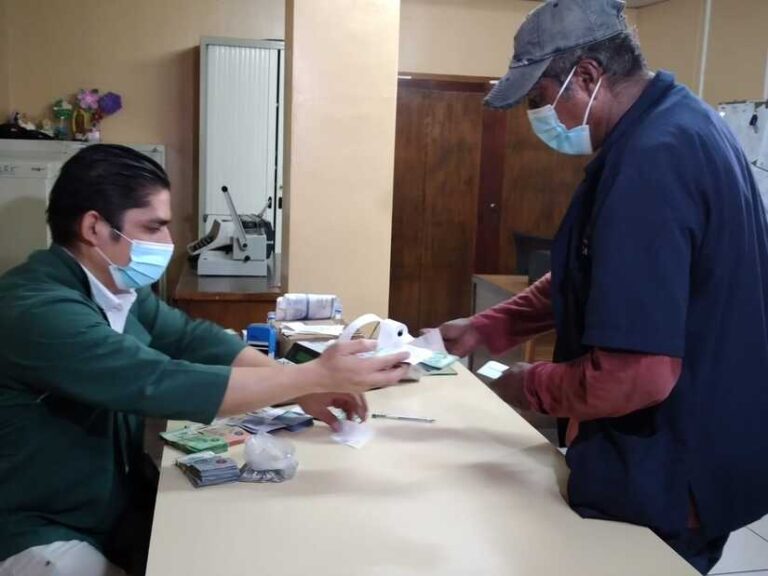 Servidores públicos reciben su aguinaldo