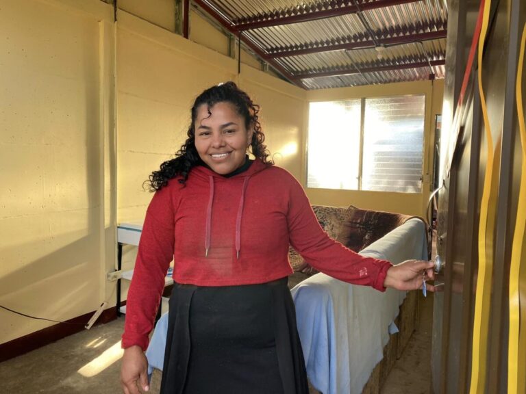 Cinco familias reciben llaves de su nueva vivienda en Jinotega