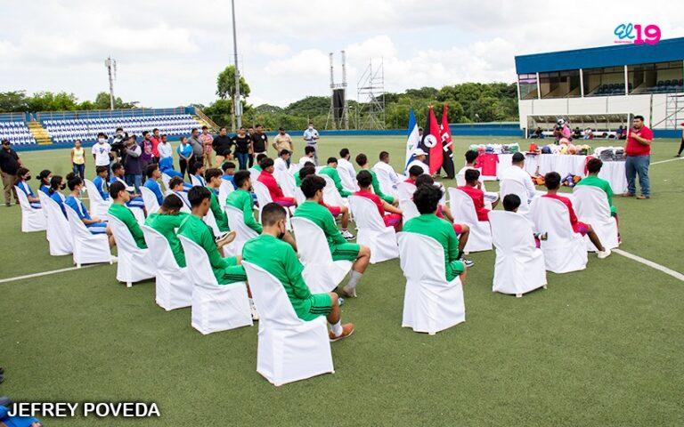Entregan material deportivo a Consejos Departamentales y Municipales