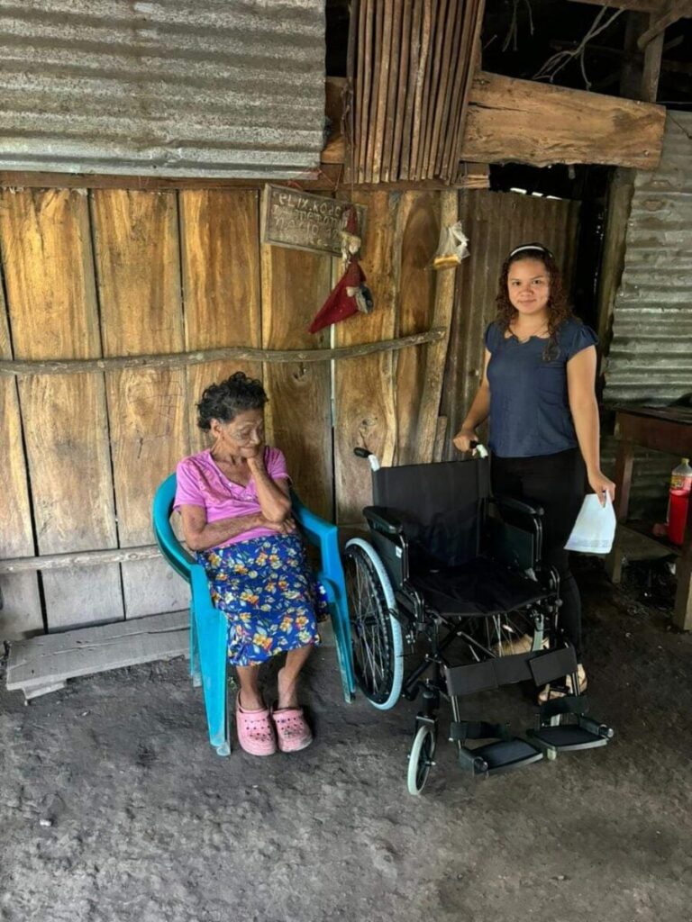 Entregan sillas de ruedas en El Realejo