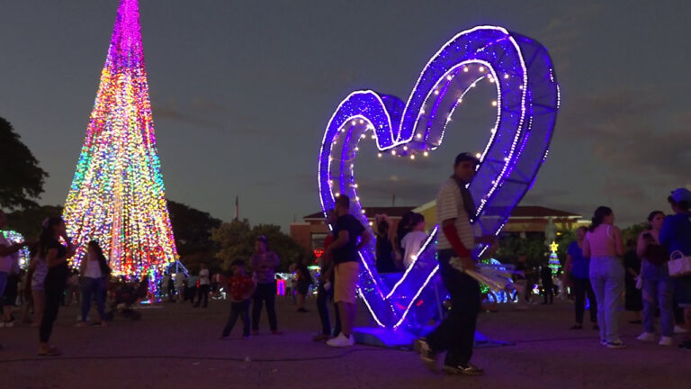 Turistas visitan atractivos instalados en la Avenida de Bolívar a Chávez