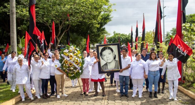 Rinden homenaje a Bertha Calderón