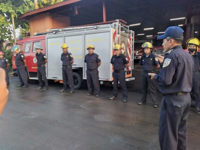 Envían dos camiones de Bomberos a Mozonte