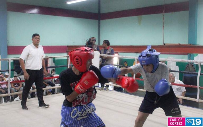 Realizan velada boxística en el Gimnasio Róger Deshon