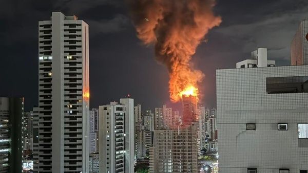 Un incendio consume parcialmente edificio en obra en Brasil