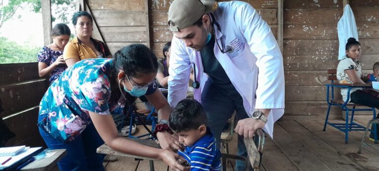 Brigada médica brinda atención en comunidad de El Rama