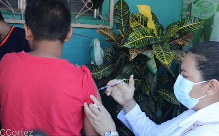 Familias de Batahola Norte se vacunan contra la Covid 19