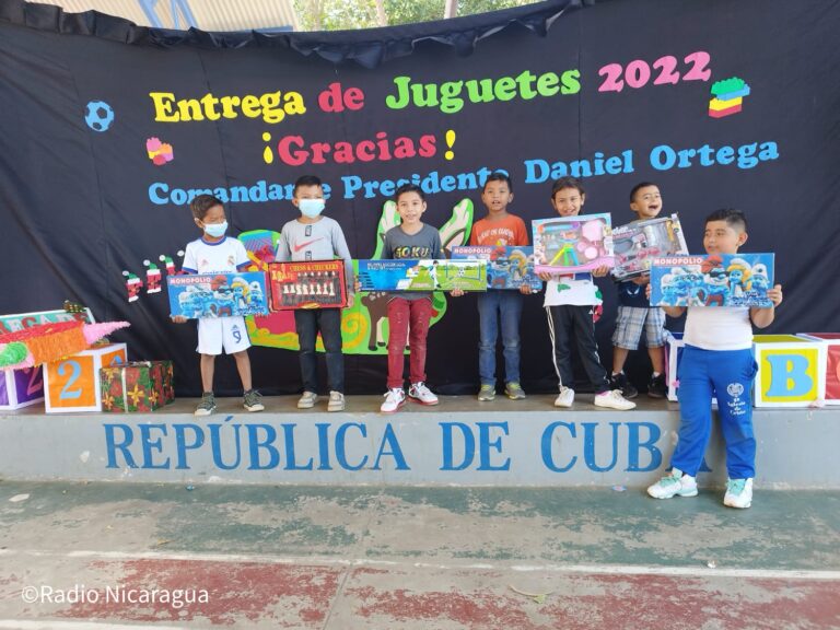Estudiantes de Managua reciben sus juguetes navideños