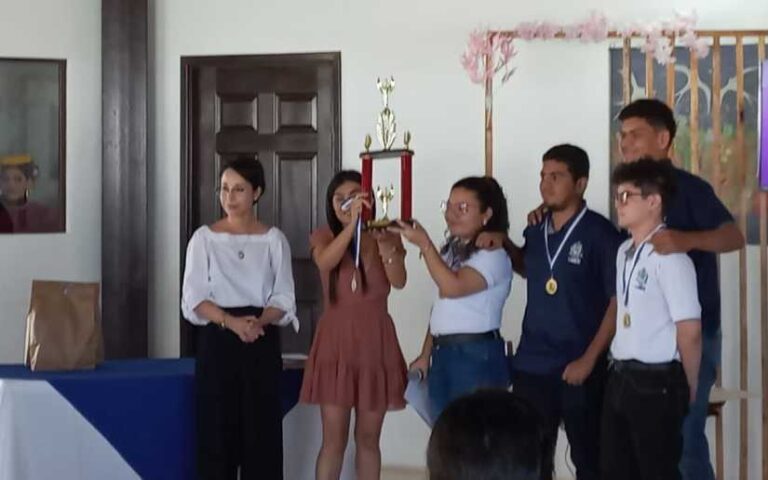 Premian a ganadores del concurso de preguntas y respuestas sobre cultura general