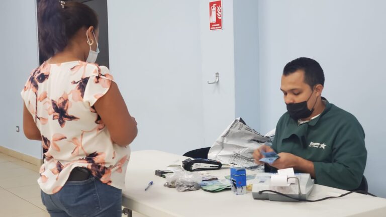 Trabajadores del MINED reciben el aguinaldo