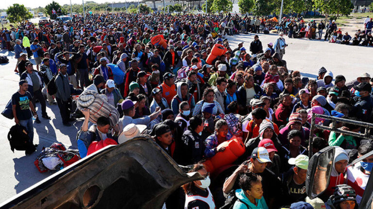 Más de 1500 migrantes cruzan el Río Bravo