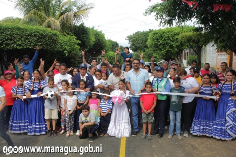 Inauguran dos cuadras de calles pavimentadas en el barrio Manuel Fernández