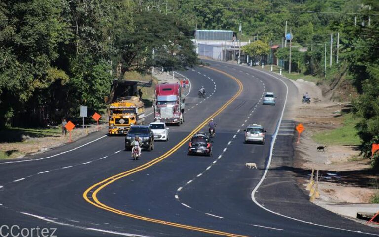 Familias inauguran el moderno tramo de carretera Masaya-Catarina