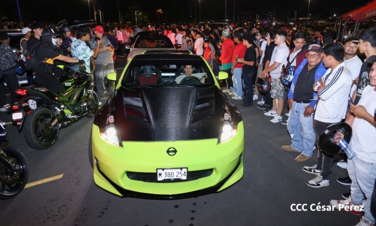 Realizan exhibición de carros y motocicletas modificadas