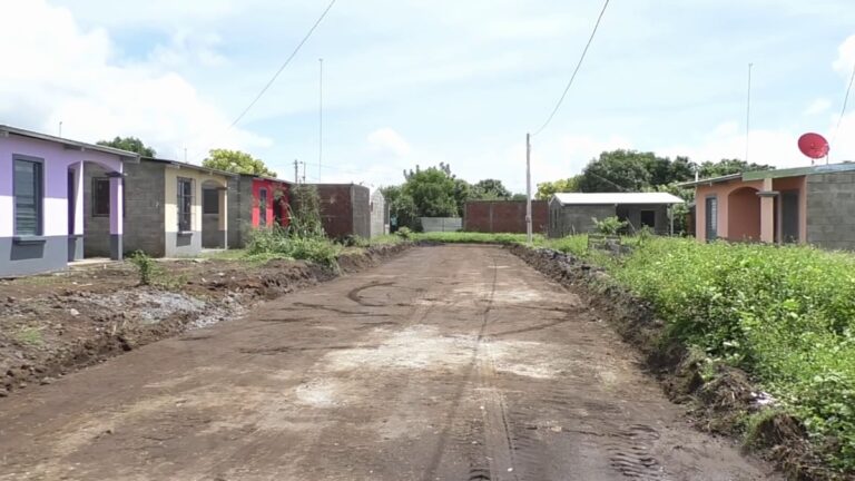 Entregan viviendas a familias de la ciudad de León