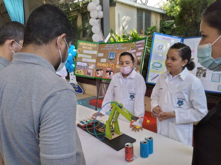 Realizan Feria Científica en el colegio Latinoamericano
