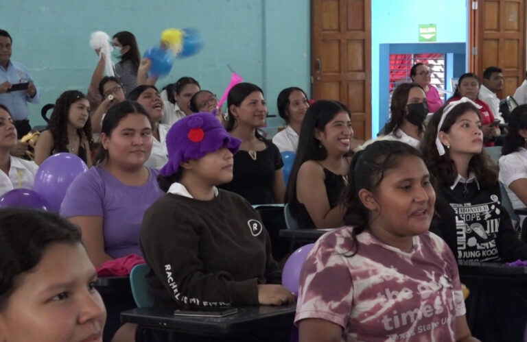 Celebran a docentes en la Escuela Normal Alessio Blandón
