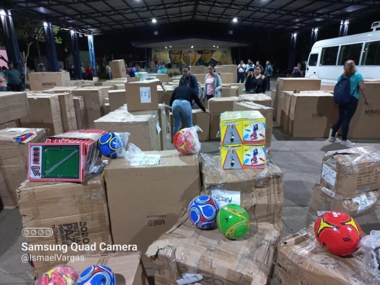 Llegan a Carazo juguetes navideños