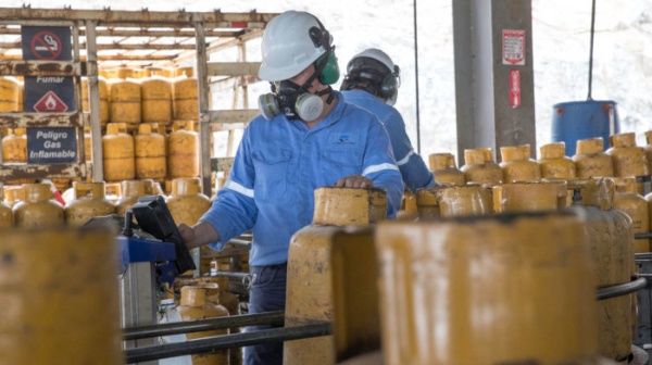 Ecuador fija precios de los combustibles con el aumento del IVA