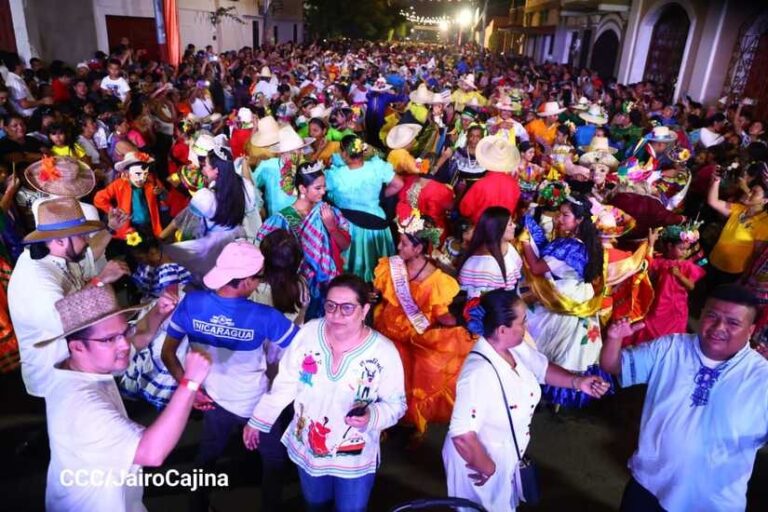Más de 1,500 parejas escenificaron el baile más grande de marimbas en Nicaragua