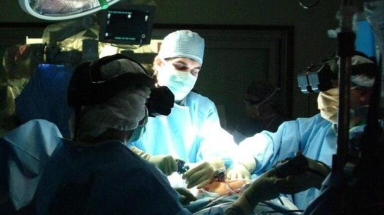 Médico que operaba pide a ayuda a una conserje