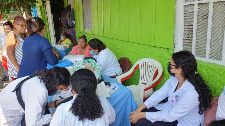 Atención médica llega a barrio Nora Astorga