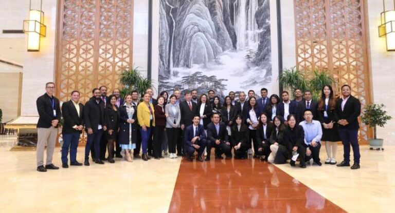 Rosario felicita a delegación de comunicadores nicaragüenses que se encuentran en Beijing