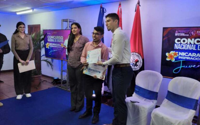 Premian a ganadores de concurso de ensayo