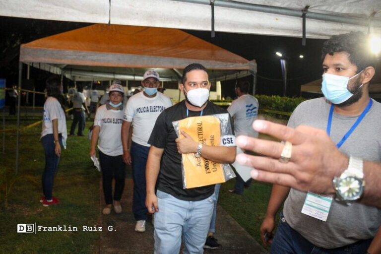 Centro de Cómputos reciben material electoral