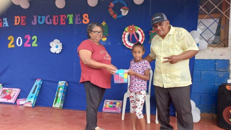 Entregan juguetes navideños a estudiantes de la Costa Caribe Sur