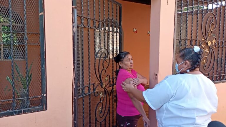 Familias del barrio Carlos Marx se vacunan contra la Covid-19