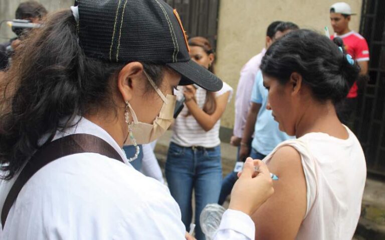 Familias del barrio Julio Buitrago se vacunan contra la Covid 19