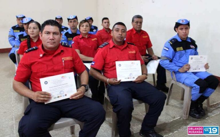 Bomberos se gradúan de curso de rescate con técnica canina