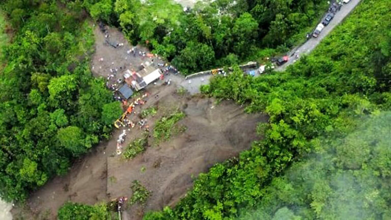 Se eleva a 34 el número de muertos por deslizamiento de tierra en Colombia