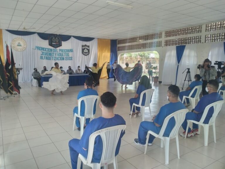 Privados de libertad se gradúan en el Programa de Alfabetización