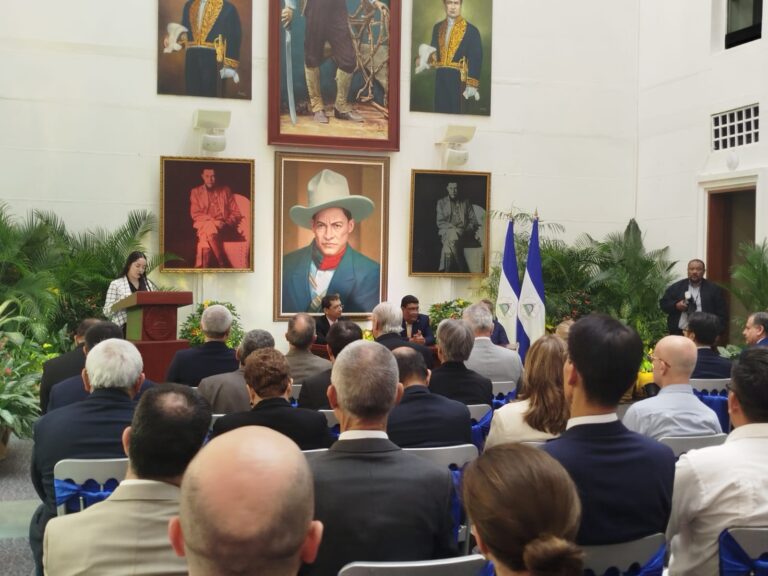 Canciller de Nicaragua recibe saludo del cuerpo diplomático