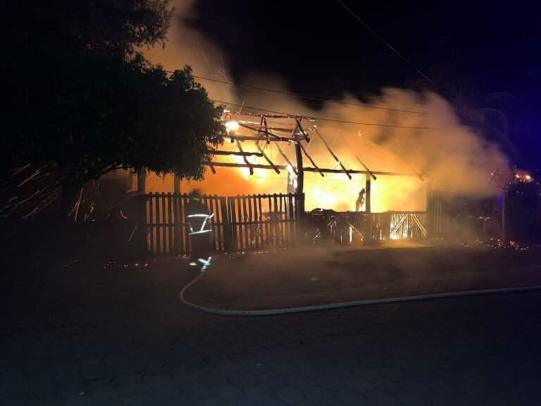 Incendio arrasa con negocio en Rivas