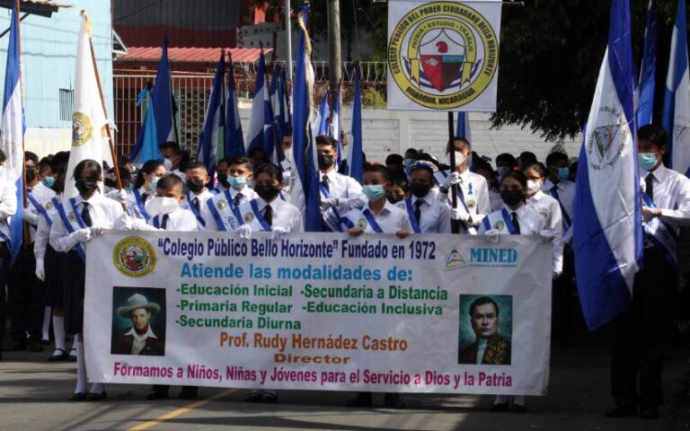 Estudiantes desfilan en saludo a las fiestas patrias