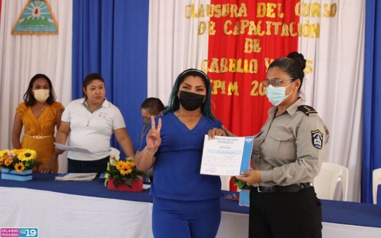 Privadas de libertad son certificadas por culminar curso de uñas y cabello