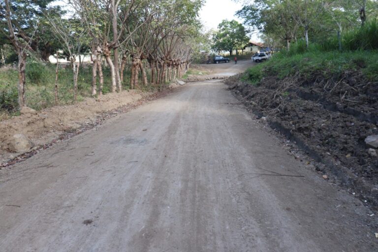 Familias de Juigalpa inauguran 1 km de camino productivo