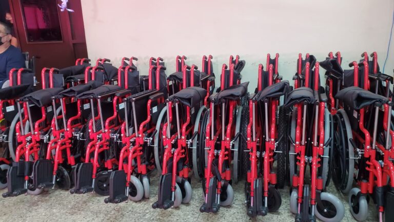 Entregan 36 sillas de ruedas a pacientes de Todos con Voz