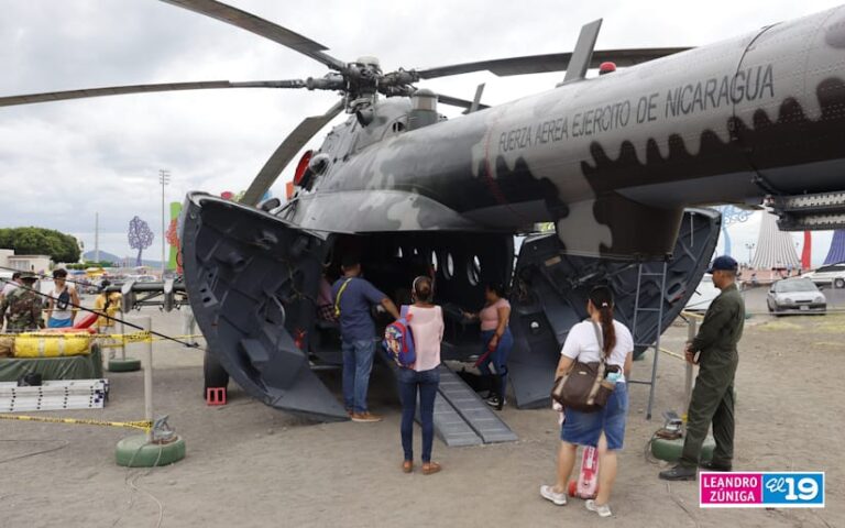 Familias aprecian Exposición Estática del Ejército de Nicaragua