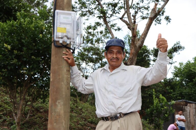 Más familias de Río Blanco cuentan con energía eléctrica