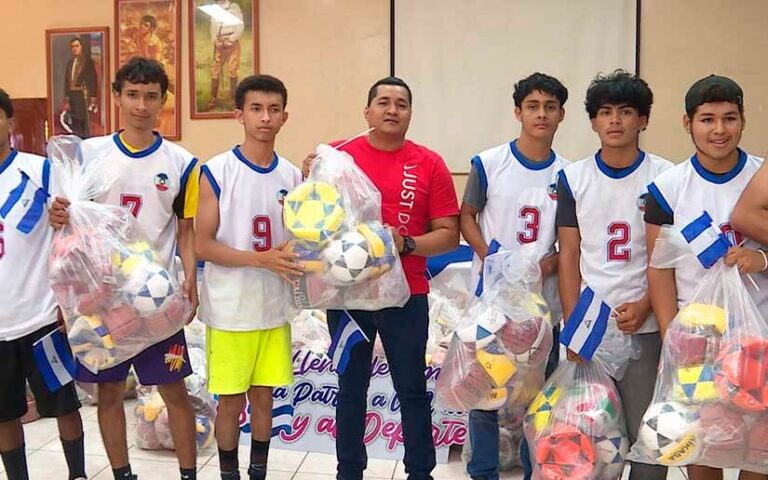 Entregan más de 95 kit con materiales deportivos a equipos destacados