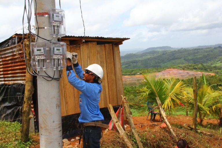 Más familias de Estelí cuentan con energía eléctrica