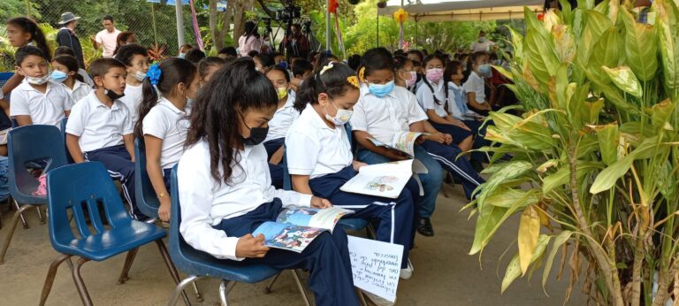 Niños demuestran que ya saben leer